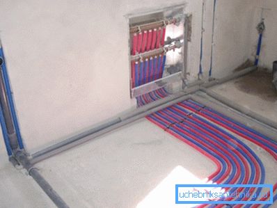 Strahlungsheizungssystem erfordert die Verwendung einer großen Anzahl von Rohren und Kollektoren Strahlungsheizungssystem erfordert die Verwendung einer großen Anzahl von Rohren und Kollektoren