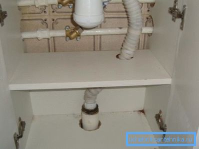 Verwenden Sie am besten kleine Siphons, damit diese nicht viel Platz beanspruchen. Verwenden Sie am besten kleine Siphons, damit diese nicht viel Platz beanspruchen.