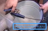 Es ist am besten, das Wasser zuerst von oben und dann von der unteren Achse abzulassen. Es ist am besten, das Wasser zuerst von oben und dann von der unteren Achse abzulassen.