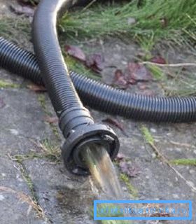 Es ist besser, einen langen Schlauch zu nehmen und das Wasser in beträchtlichem Abstand von der Quelle abzuleiten. Es ist besser, einen langen Schlauch zu nehmen und das Wasser in beträchtlichem Abstand von der Quelle abzuleiten.