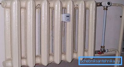 Der beste Ort für die Installation des Thermostats ist der Einlass der Batterie Der beste Ort für die Installation des Thermostats ist der Einlass der Batterie