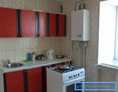 Amateurfoto des Gaskessels, der im Hochhaus der Wohnung installiert ist Amateurfoto des Gaskessels, der im Hochhaus der Wohnung installiert ist