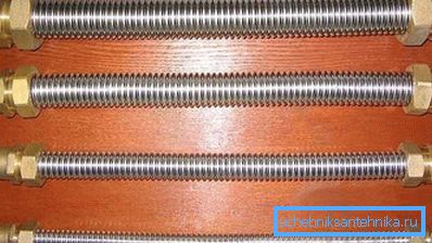 Amateurfoto von flexiblen Materialien auf Basis von Wellen, die zur Erstellung von Heizungssystemen verwendet werden Amateurfoto von flexiblen Materialien auf Basis von Wellen, die zur Erstellung von Heizungssystemen verwendet werden