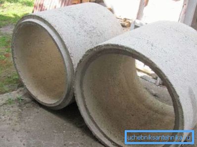 Amateurfoto von konfektionierten Stahlbetonringen mit speziellen Rillen zum Erstellen von Schlössern Amateurfoto von konfektionierten Stahlbetonringen mit speziellen Rillen zum Erstellen von Schlössern