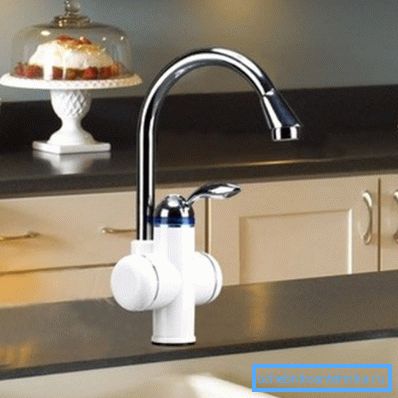 Amateurfoto des Krans, in dem die Warmwasserbereitung durch elektrische Heizung realisiert wird Amateurfoto des Krans, in dem die Warmwasserbereitung durch elektrische Heizung realisiert wird