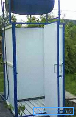 Amateurfoto einer Sommerdusche aus Schrottmaterialien Amateurfoto einer Sommerdusche aus Schrottmaterialien