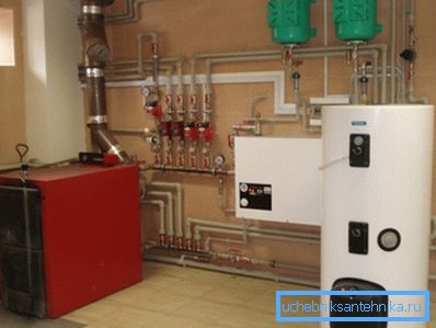 Amateurfoto der notwendigen Ausrüstung für die vollständige Implementierung der Heizung im Haus mit Warmwasserversorgung und Fußbodenheizung Amateurfoto der notwendigen Ausrüstung für die vollständige Implementierung der Heizung im Haus mit Warmwasserversorgung und Fußbodenheizung