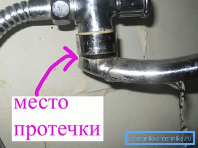 Amateurfoto eines ähnlichen Produkts, das den Ort eines Wasserlecks zeigt Amateurfoto eines ähnlichen Produkts, das den Ort eines Wasserlecks zeigt