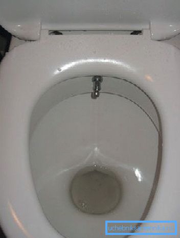 Amateurfoto der einfachsten Toilette, auf der das eingebaute Wasserversorgungssystem installiert ist, um die Funktion eines Bidet zu realisieren Amateurfoto der einfachsten Toilette, auf der das eingebaute Wasserversorgungssystem installiert ist, um die Funktion eines Bidet zu realisieren