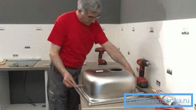 Amateurfoto des Installationsvorgangs beim Waschen Amateurfoto des Installationsvorgangs beim Waschen