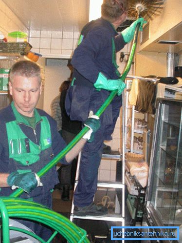 Amateurfoto, der Prozess der Reinigung des Lüftungskanals Amateurfoto, der Prozess der Reinigung des Lüftungskanals