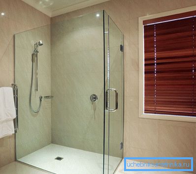 Amateurfoto einer Glasdusche mit integrierter Bodenwanne Amateurfoto einer Glasdusche mit integrierter Bodenwanne