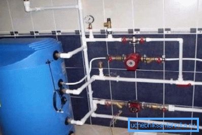 Amateurfoto eines typischen Kessels, der an das System angeschlossen ist Amateurfoto eines typischen Kessels, der an das System angeschlossen ist