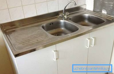 Amateurfoto einer Standardwaschanlage, die auf einem speziellen Schrank installiert ist Amateurfoto einer Standardwaschanlage, die auf einem speziellen Schrank installiert ist