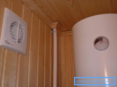 Amateurfoto der installierten Oberflächenbelüftung an der technologischen Öffnung im Badezimmer Amateurfoto der installierten Oberflächenbelüftung an der technologischen Öffnung im Badezimmer