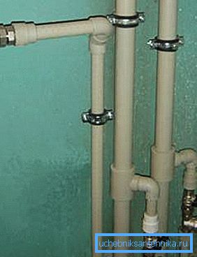 Amateurfoto des Sanitärsystems von Kunststoffrohren in der Sammlung Amateurfoto des Sanitärsystems von Kunststoffrohren in der Sammlung