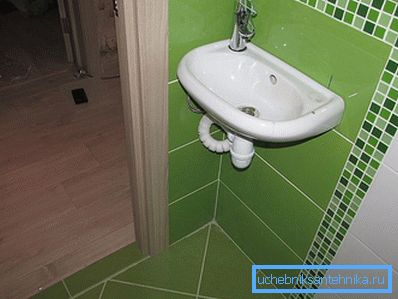 Kleines Waschbecken an der Wand Kleines Waschbecken an der Wand