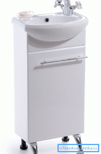Kleines Waschbecken mit Wanne für die Toilette. Kleines Waschbecken mit Wanne für die Toilette.
