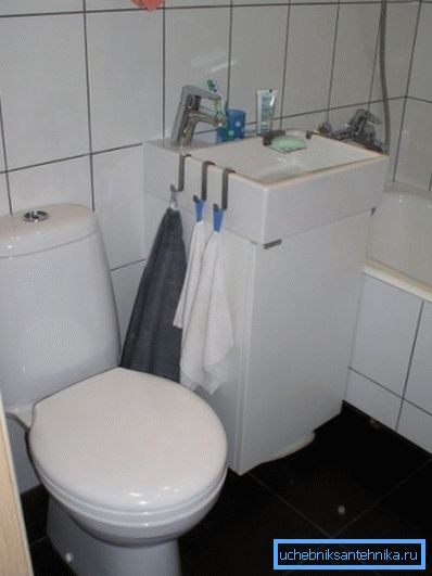 Kleines Waschbecken mit Schrank für eine kleine Toilette Kleines Waschbecken mit Schrank für eine kleine Toilette