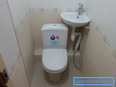 Kleine Waschbecken für die Toilette - eine Möglichkeit, den maximalen Raumraum zu nutzen Kleine Waschbecken für die Toilette - eine Möglichkeit, den maximalen Raumraum zu nutzen