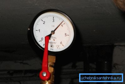 Das Manometer auf dem Foto zeigt 3,8 kgf / cm2. Der Wert ist ziemlich regelmäßig. Das Manometer auf dem Foto zeigt 3,8 kgf / cm2. Der Wert ist ziemlich regelmäßig.