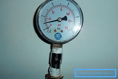 Manometer an Wasserversorgung angeschlossen Manometer an Wasserversorgung angeschlossen