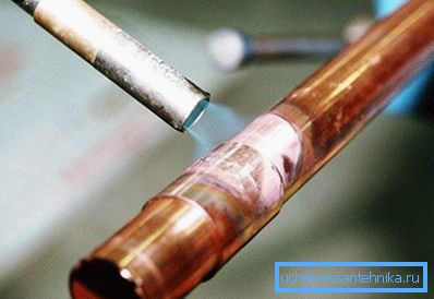 Kupferrohr für Wasser mit einem Fitting - der Lötbrenner Kupferrohr für Wasser mit einem Fitting - der Lötbrenner