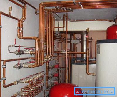 Kupferrohre in der Anordnung eines Kesselhauslandhauses Kupferrohre in der Anordnung eines Kesselhauslandhauses
