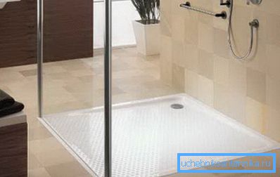 Kleines Modell 120x120 in einer Glaskabine. Kleines Modell 120x120 in einer Glaskabine.