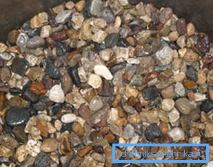 Wir tauschen den Bodenfilter aus - eine 10-cm-Schicht Flintkies mit Brüchen von 3-8 cm. Wir tauschen den Bodenfilter aus - eine 10-cm-Schicht Flintkies mit Brüchen von 3-8 cm.