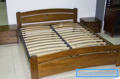 Doppelbett aus Metall mit einem dekorativen Finish aus Naturholz. Doppelbett aus Metall mit einem dekorativen Finish aus Naturholz.