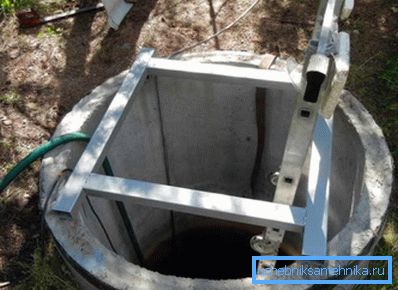 Metallrahmen zum Halten der Bohrlochpumpe. Metallrahmen zum Halten der Bohrlochpumpe.