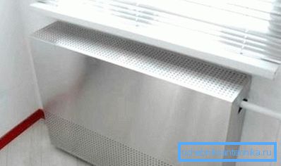 Metallschirm an einem Kühler mit Löchern für freie Luftzirkulation Metallschirm an einem Kühler mit Löchern für freie Luftzirkulation