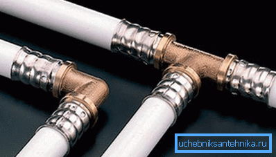 Metallrohre für die Wasserversorgung. Andocken durch Beschläge Metallrohre für die Wasserversorgung. Andocken durch Beschläge