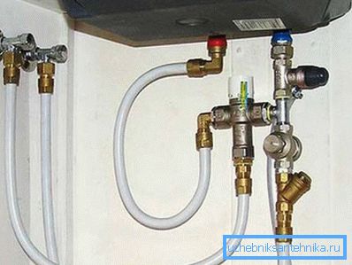 3970 Metall-Kunststoff-Wasserleitungen zum Kessel