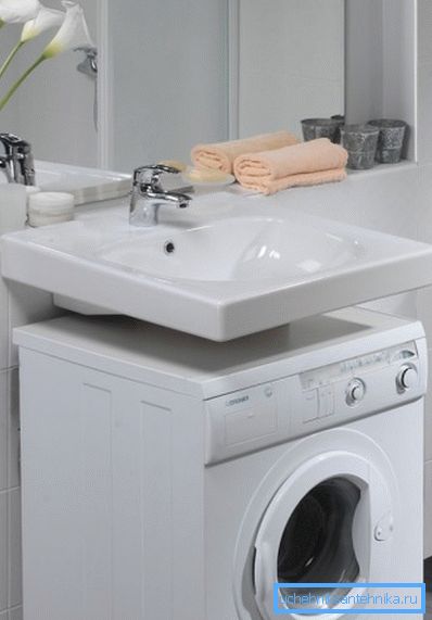 Zwischen Maschine und Wand sollte etwa fünf Zentimeter bleiben. Zwischen Maschine und Wand sollte etwa fünf Zentimeter bleiben.