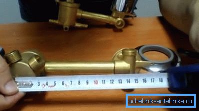 Zwischen den Achsen von 145 mm Zwischen den Achsen von 145 mm