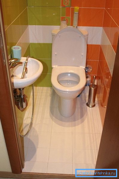 Miniatur-Waschbecken und Bidetdusche