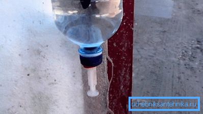 Modell mit Ventil aus der Spritze Modell mit Ventil aus der Spritze