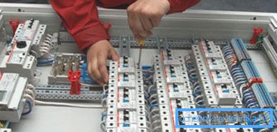 Die Installation einer automatischen Belüftung ist besser für Experten. Die Installation einer automatischen Belüftung ist besser für Experten.