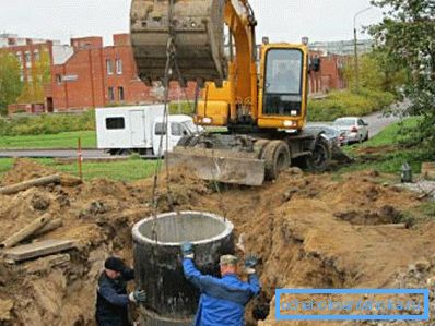 Einbau eines Betonbrunnenhemdes. Einbau eines Betonbrunnenhemdes.
