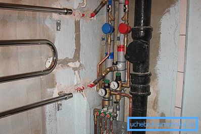 3971 Ein Teil der Rohre ist in der Wand ummauert