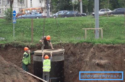 Installation eines Abwasserkanals. Installation eines Abwasserkanals.