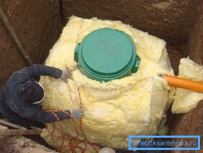 Die Installation des Caissons für den Brunnen beinhaltet notwendigerweise eine Isolierung.