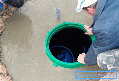Installation der Ausrüstung in einem Plastikbehälter für Brunnen Installation der Ausrüstung in einem Plastikbehälter für Brunnen