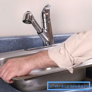 Selbstmontage der Spüle Selbstmontage der Spüle