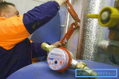 Die Installation des Zählers darf nur von einem Fachmann durchgeführt werden. Die Installation des Zählers darf nur von einem Fachmann durchgeführt werden.