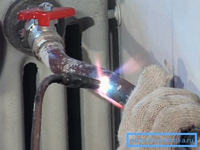 Die Installation von Stahlleitungen erfordert eine spezielle Ausrüstung. Die Installation von Stahlleitungen erfordert eine spezielle Ausrüstung.