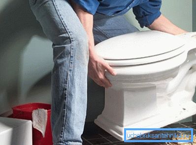 Installation einer Toilettenschüssel - die Arbeit des Mannes, die körperliche Stärke und technischen Einfallsreichtum erfordert. Installation einer Toilettenschüssel - die Arbeit des Mannes, die körperliche Stärke und technischen Einfallsreichtum erfordert.