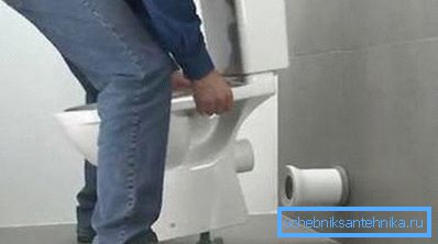 Einbau einer Toilettenschüssel auf vormontierten Halterungen Einbau einer Toilettenschüssel auf vormontierten Halterungen